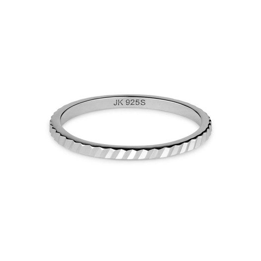 Small Reflection ring i sølv fra Jane Kønig – smal ring med graverede riller fra Reflections kollektionen.